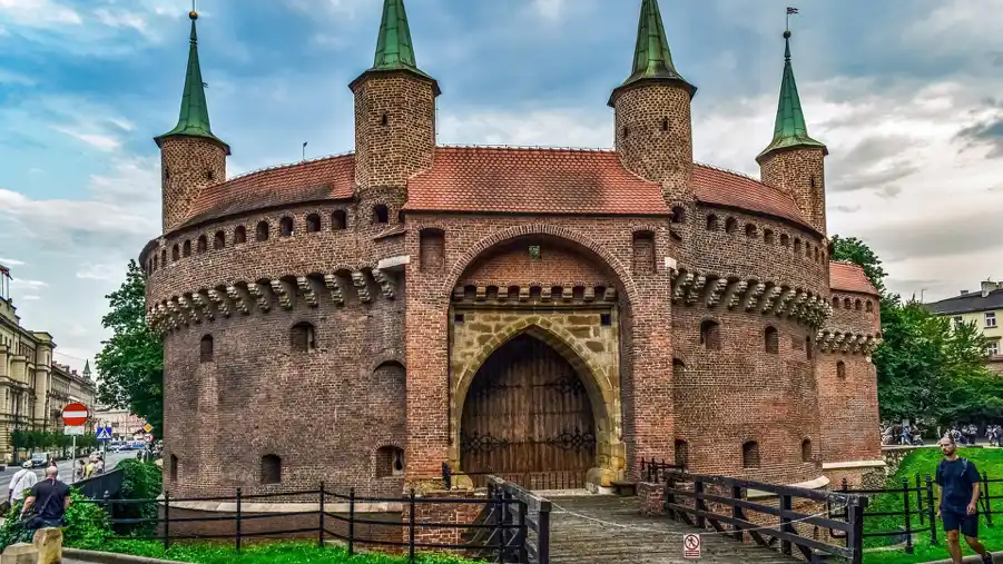 Barbakan — miejska fortyfikacja Krakowa. Zwiedzaj obronny gotycki Barbakan, czyli najbardziej wysunięty na północ od bramy i murów obronnych rondel. | Best Plan Travel