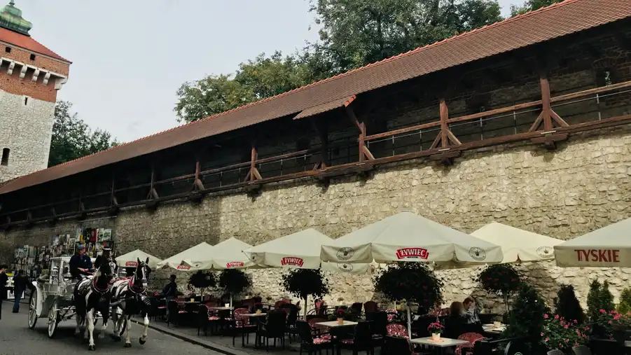 Wybierasz się do Krakowa? Mury obronne to wyjątkowe miejsce warte zwiedzenia - fragment dawnych fortyfikacji Starego Miasta! | Best Plan Travel