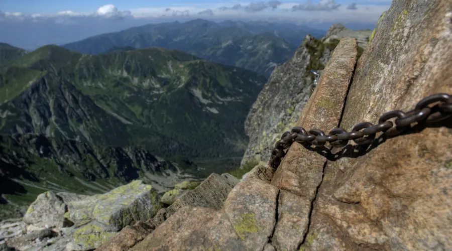 Orla Perć – najtrudniejszy szlak w Tatrach. Poznaj opis szlaku turystycznego, czas przejścia Orlej Perci i kup bilet online na trasę w Polskich Tatrach | Best Plan Travel