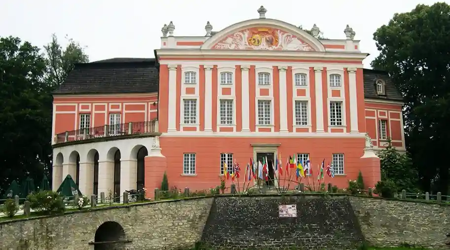 Planujesz wyjazd do Kielc? Odwiedź Pałac w Kurozwękach! Zwiedzaj Polskę razem z Best Plan Travel!
