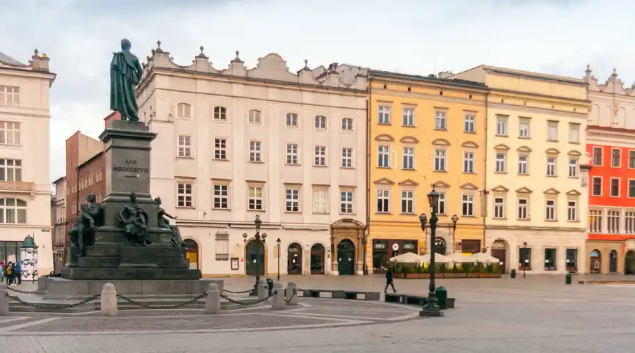 Planujesz wyjazd do Krakowa? Odwiedź Pomnik Adama Mickiewicza! Zwiedzaj Polskę razem z Best Plan Travel!