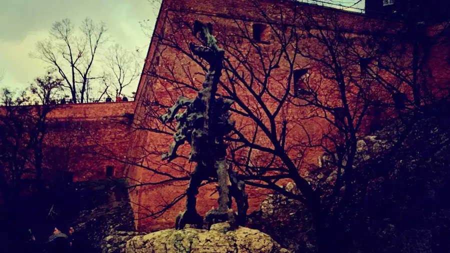 Odwiedź rzeźbę najbardziej znanego potwora Polski i jednego z symboli Krakowa - ziejącego ogniem Smoka Wawelskiego! | Best Plan Travel