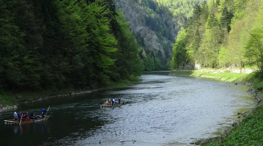 Spływ Dunajcem tratwami na Słowacji. Sprawdzaj wyjątkowe słowackie atrakcje. Wybierz się na spływ przełomem Dunajca | Best Plan Travel