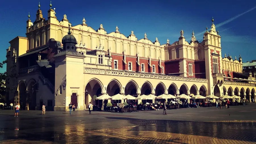 Sukiennice w Krakowie są perłą renesansowej architektury. Zapraszamy do zwiedzania najstarszych krakowskich Sukiennic. | Best Plan Travel