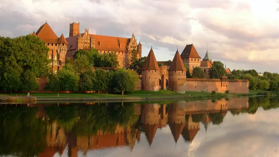 Zamek krzyżacki w Malborku. Wybierz się na zwiedzanie twierdzy obronnej i zamku w Malborku - największego gotyckiego kompleksu zamkowego na świecie | Best Plan Travel